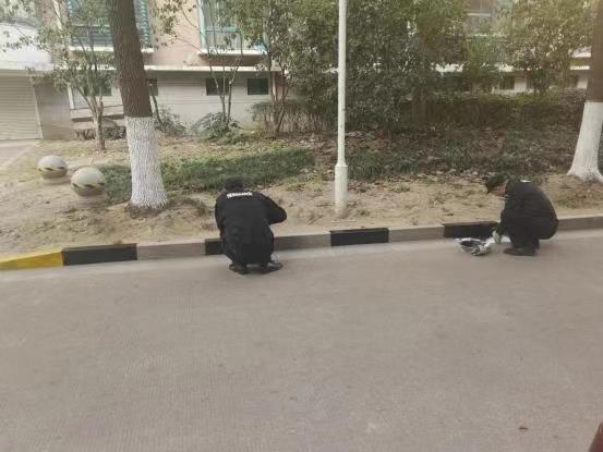 长江花城社区:为路牙添“新衣”...